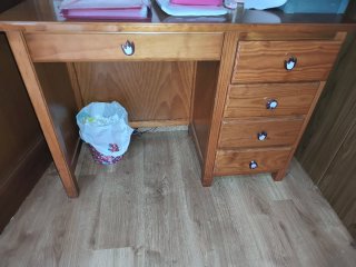 Conjunto cama 105, mesita y escritorio de madera.