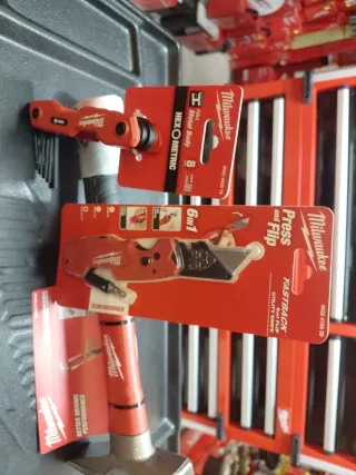 Lote Herramientas Milwaukee: Martillo, Navaja