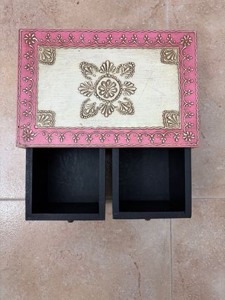 Caja decorativa de madera con cajones