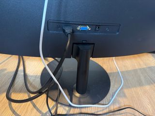 Monitor Curvo Full HD Koorui+Webcam 4K Logitech