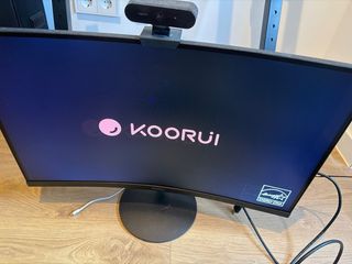 Monitor Curvo Full HD Koorui+Webcam 4K Logitech