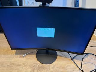 Monitor Curvo Full HD Koorui+Webcam 4K Logitech