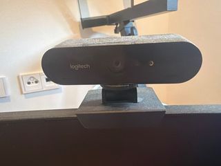 Monitor Curvo Full HD Koorui+Webcam 4K Logitech