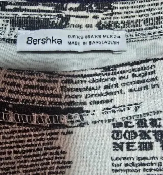Camiseta Bershka Estampado Periódico Talla XS