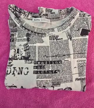 Camiseta Bershka Estampado Periódico Talla XS