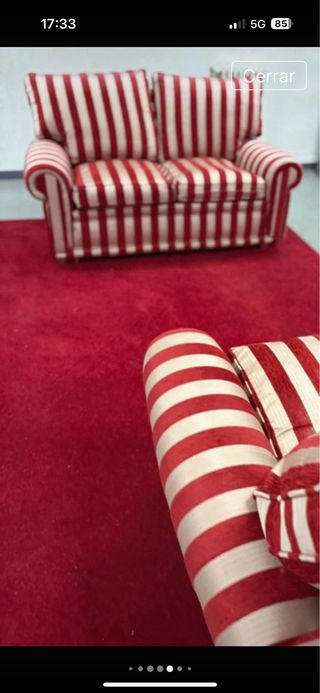 Sofá de 2 plazas con rayas rojas y blancas