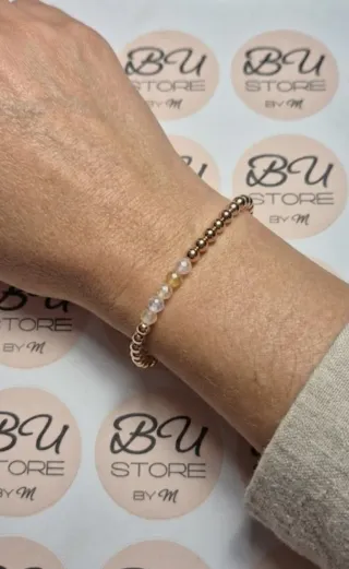 Pulsera de cuentas doradas y gemas