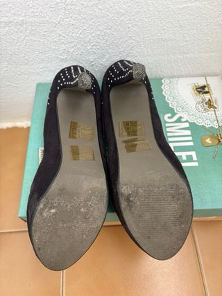 Zapatos de tacón Mustang negros con tachuelas