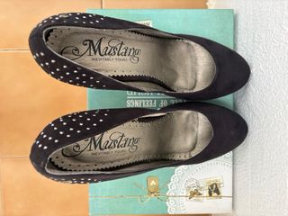 Zapatos de tacón Mustang negros con tachuelas