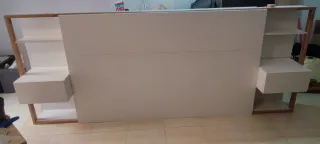 Cabecero blanco con mesillas