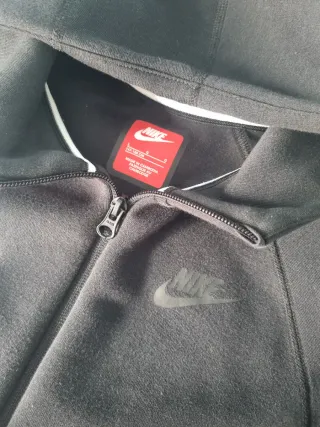 Chaqueta Nike Negra con Cremallera