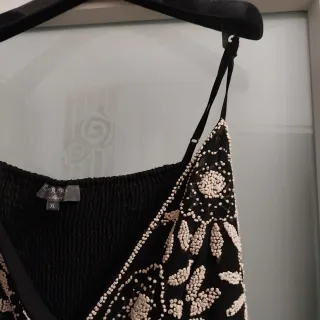 Abito elegante nero e oro