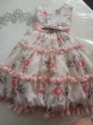 Vestido infantil floral con cinturón