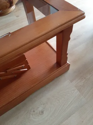 Juego de mesas de madera y cristal.