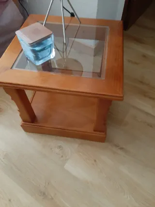 Juego de mesas de madera y cristal.