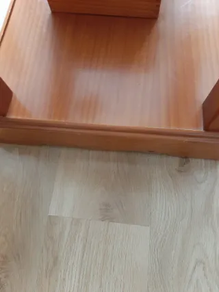 Juego de mesas de madera y cristal.