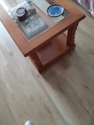 Juego de mesas de madera y cristal.