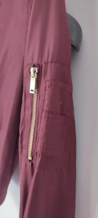 Chaqueta bomber burdeos con cremallera