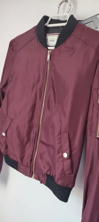 Chaqueta bomber burdeos con cremallera