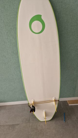 Tabla de surf blanca con borde verde
