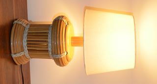 Candeeiro de mesa em verga e madeira