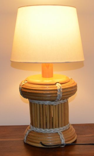 Candeeiro de mesa em verga e madeira