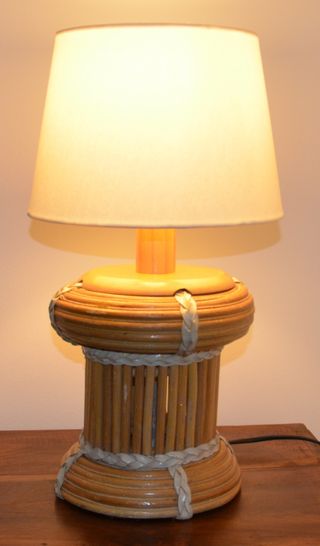 Candeeiro de mesa em verga e madeira