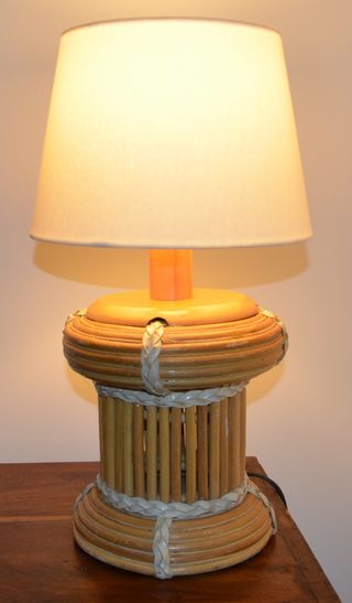 Candeeiro de mesa em verga e madeira