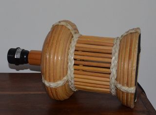 Candeeiro de mesa em verga e madeira