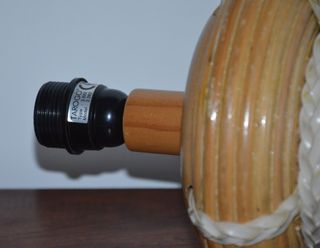 Candeeiro de mesa em verga e madeira