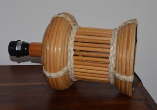 Candeeiro de mesa em verga e madeira