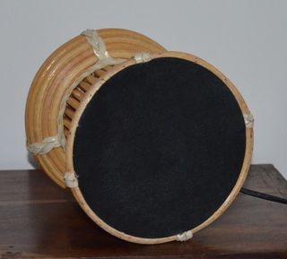 Candeeiro de mesa em verga e madeira