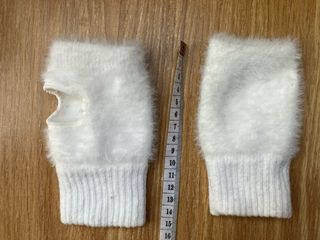 Manoplas blancas peludas sin dedos