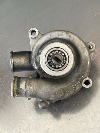 Bomba de agua R6 2007