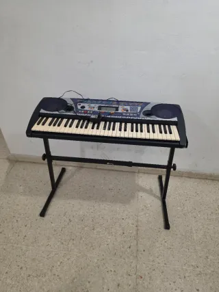 Teclado Yamaha con soporte