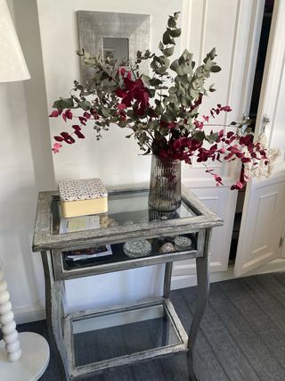 Mesa de cristal y madera con cajón
