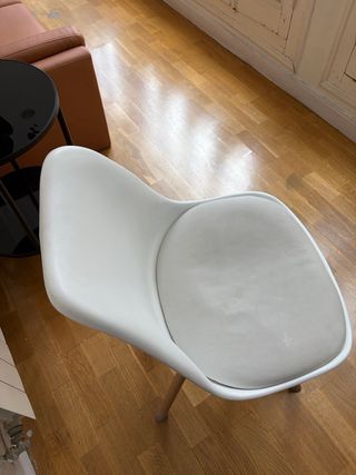 Conjunto de 2 sillas blancas y madera