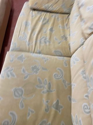 Sofá de tela amarillo con estampado floral