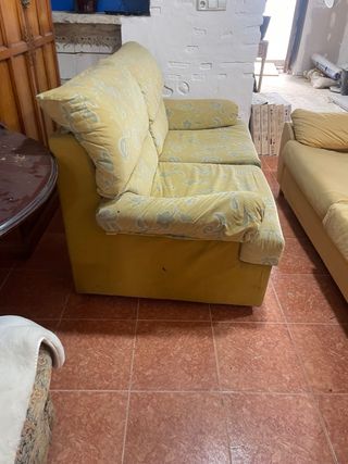Sofá de tela amarillo con estampado floral