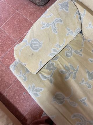 Sofá de tela amarillo con estampado floral