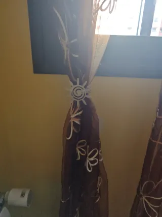 Cortinas marrones con flores