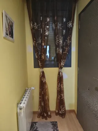 Cortinas marrones con flores