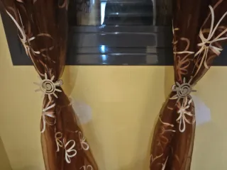 Cortinas marrones con flores