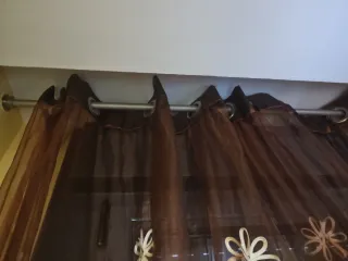 Cortinas marrones con flores