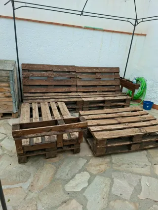 Sofá y mesa de jardín de palets