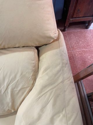 Sofá de tela amarillo