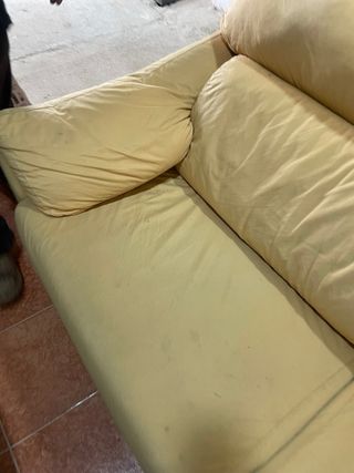 Sofá de tela amarillo