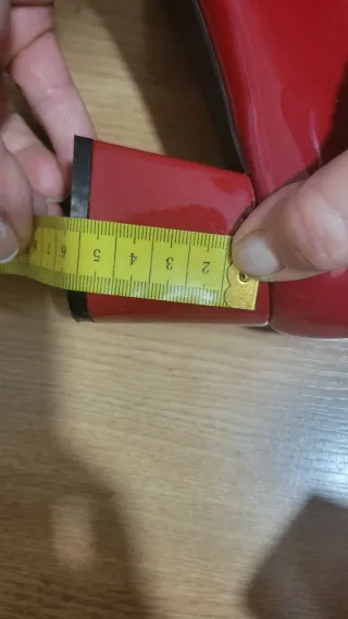 Zapatos de tacón rojos