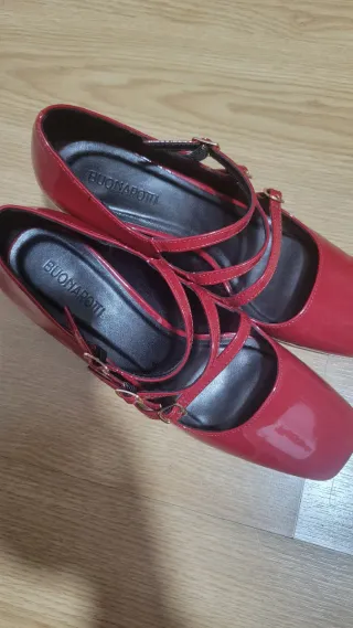 Zapatos de tacón rojos