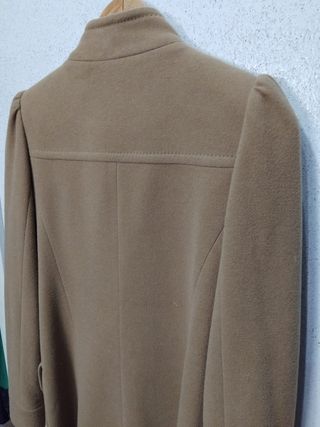 Elegante abrigo Oui camel